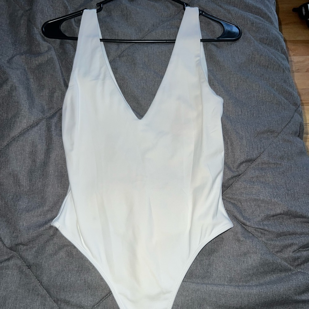 Aritizia babaton contour v-neck bodysuit